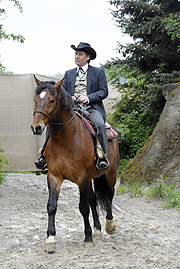  den Ölbaron Emery Forster spielt Waldemar Wichlinski (©Foto: Ingrid Grossmann)